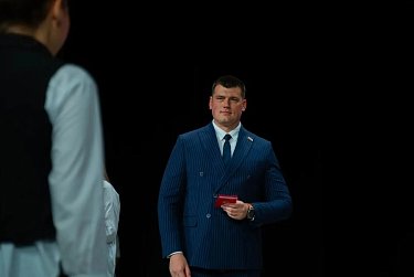 Депутат вручил первые паспорта юным оренбуржцам